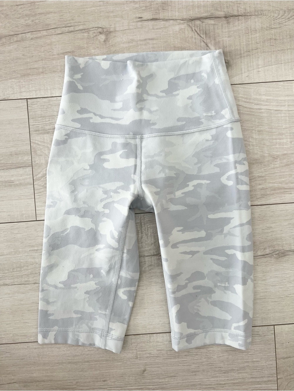 Lululemon Women Shorts White Camouflage
Pull On Yoga Running Active Biker shorts